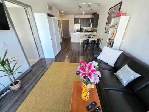 East Village Apartment | 1-BED Apartment Walk to Petco Park, Gazlamp, Convention Center Free Parking, Pool, Hot Tub