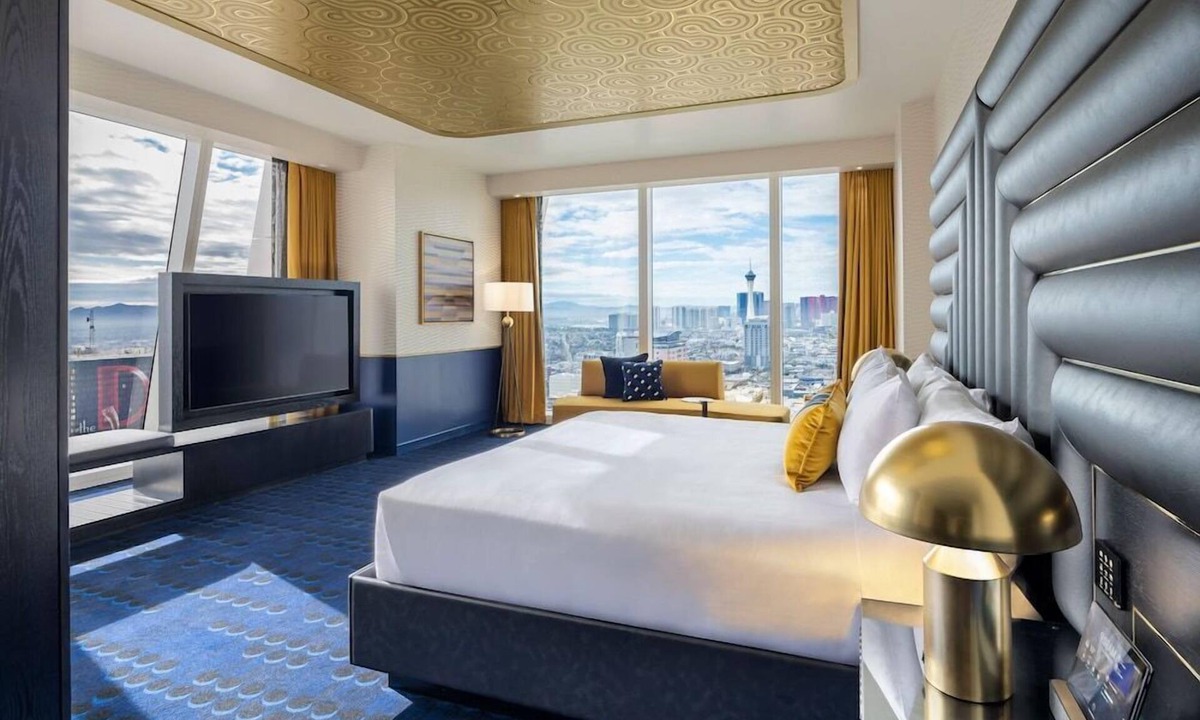 Downtown Las Vegas Hotel | 1-Bedroom Suite at a 4.5⭐️ Hotel