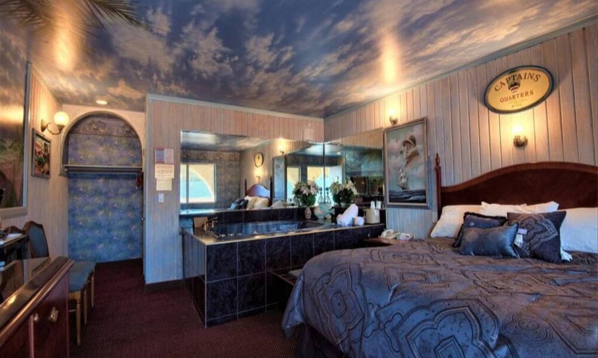 Yucca Valley Hotel | 1 King Bed Jetted Tub Non-Smoking(Theme3 - Swimmers Paradise or Tahiti)