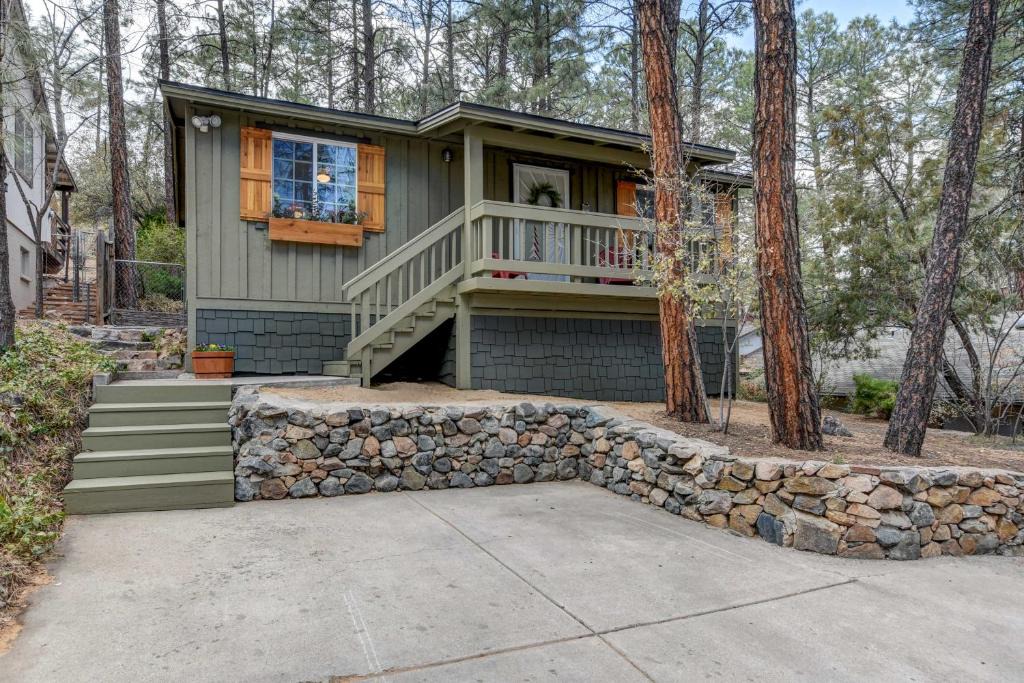 Mountain Club House | 1 Mi to Dtwn Prescott: Quiet Cabin in the Pines!