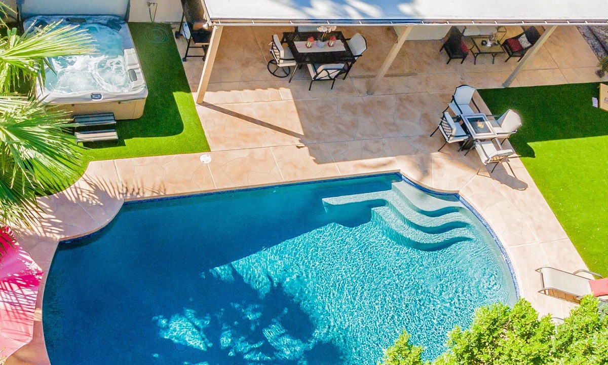 Tatum Square House | $100K+Backyard Paradise: HtdPool+HotTub+FireTable+EV Charger+3Miles toMayoClinic