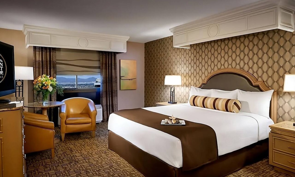 Downtown Las Vegas Hotel | 2 x Carson Tower - Deluxe King Room at Golden Nugget Las Vegas
