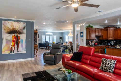 Ladera Heights House | 20 Disc-Modern-King Bed, Jacuzzi, Fire Pit, BBQ