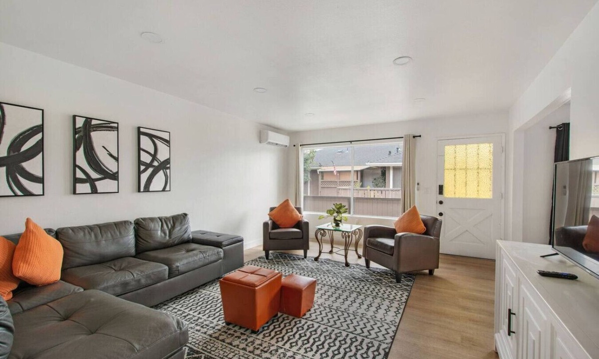 Santa Ana Heights Apartment | 2Bd/1Bth Close To Shopping | Theme Parks | Eats!