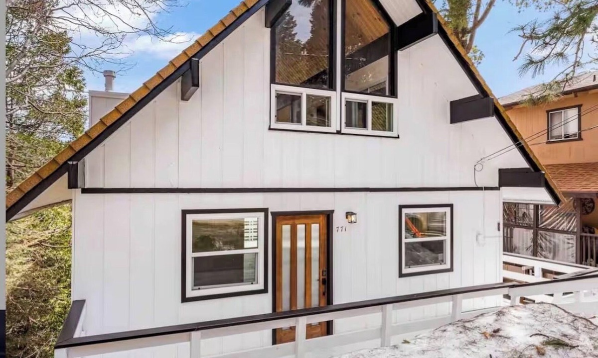 Arrowhead Villas Cabin | 3-bedroom cabin in Lake Arrowhead w/Forest View/EV Charger/Pet Friendly!
