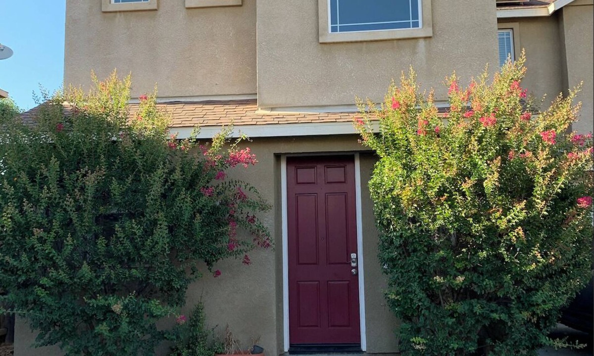 Tulare House | 3-bedroom house in Tulare with washer and dryer