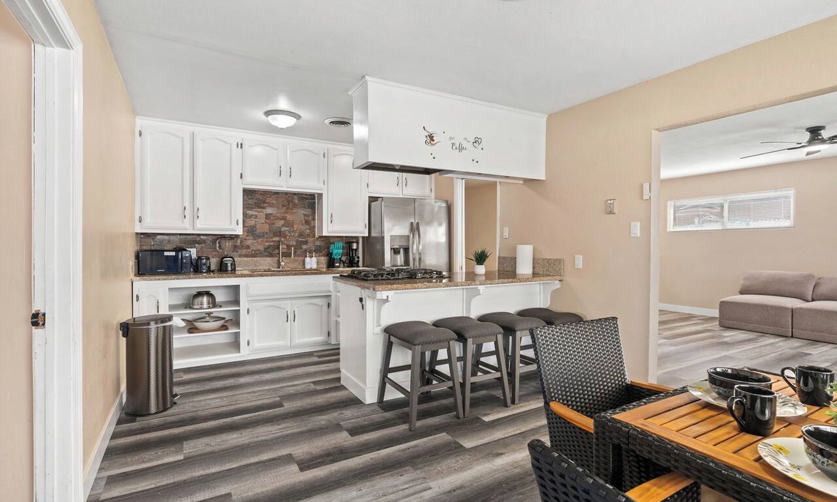 Pumpkin Center House | 3-bedroom Pool house in soothing Bakersfield with AC for relaxing stays