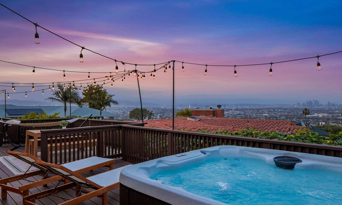 Carlson Park House | 3 Beds with Jetliner View/Hottub