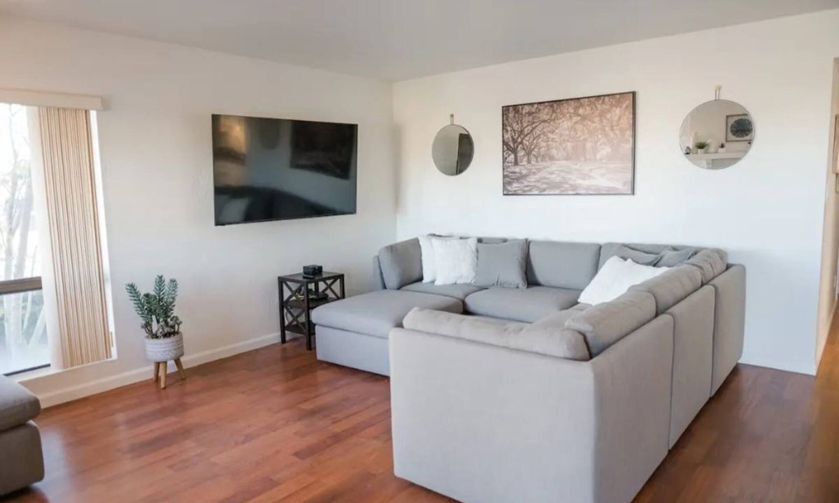 Fountain Hills House | 30 day stays, Central Fountain Hills, King master, 65" smart TV, Queen, bunk