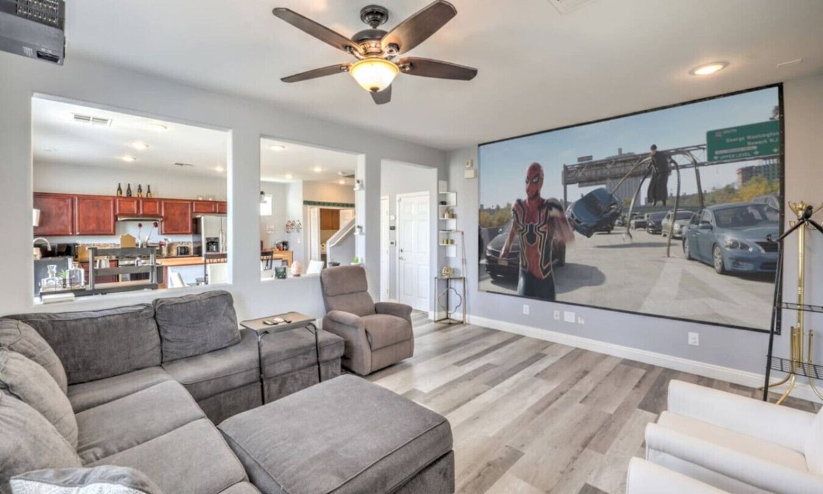 Rhodes Ranch House | 3BR SW Vegas, Projector King Suite, Full Kitchen