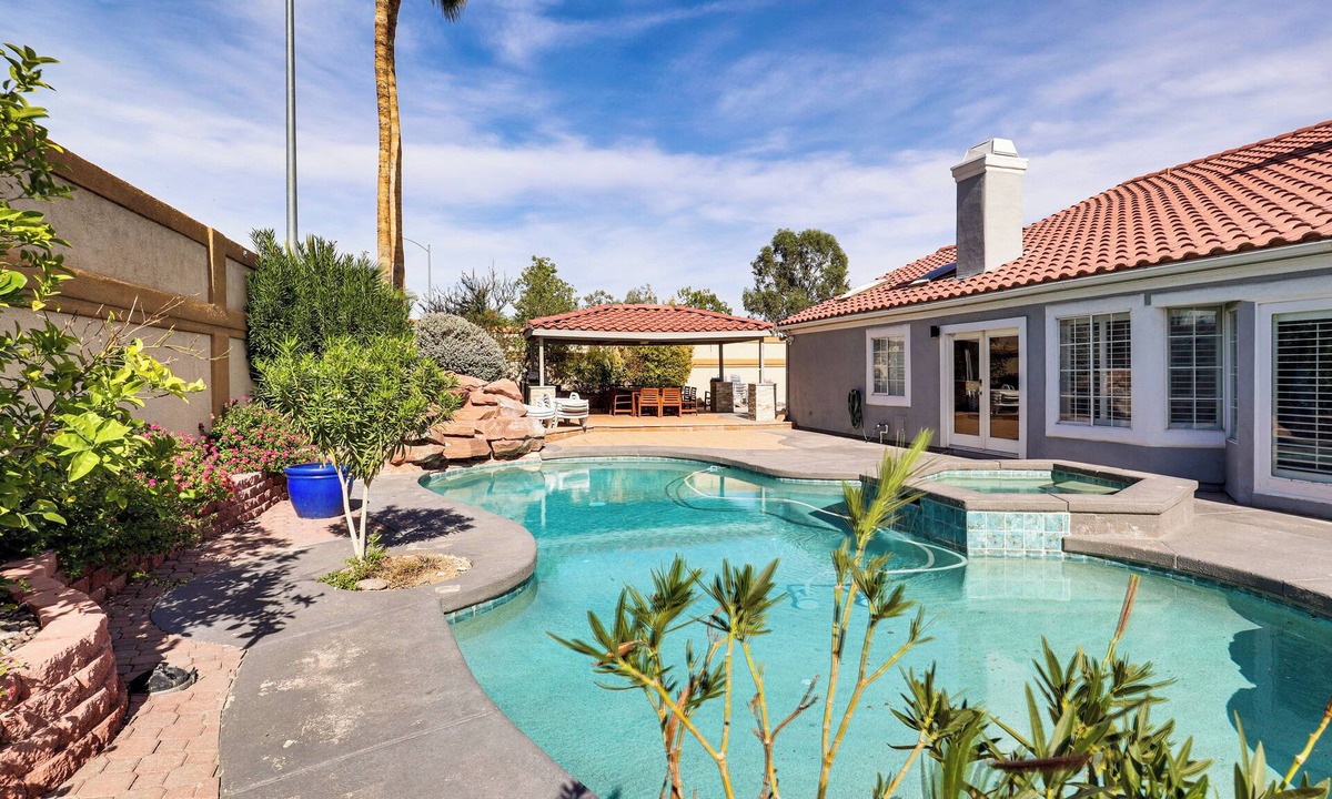 Spring Valley House | 4,300-Sq-Ft Villa in West Vegas w/Pool & Games!