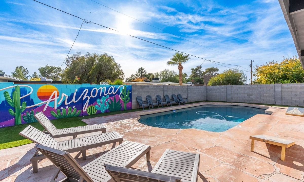 Paradise Valley Village House | 4 Bed Mid Century Modern w/Pool, Putting Green, Wood Fired Pizza Oven, Sleeps 9