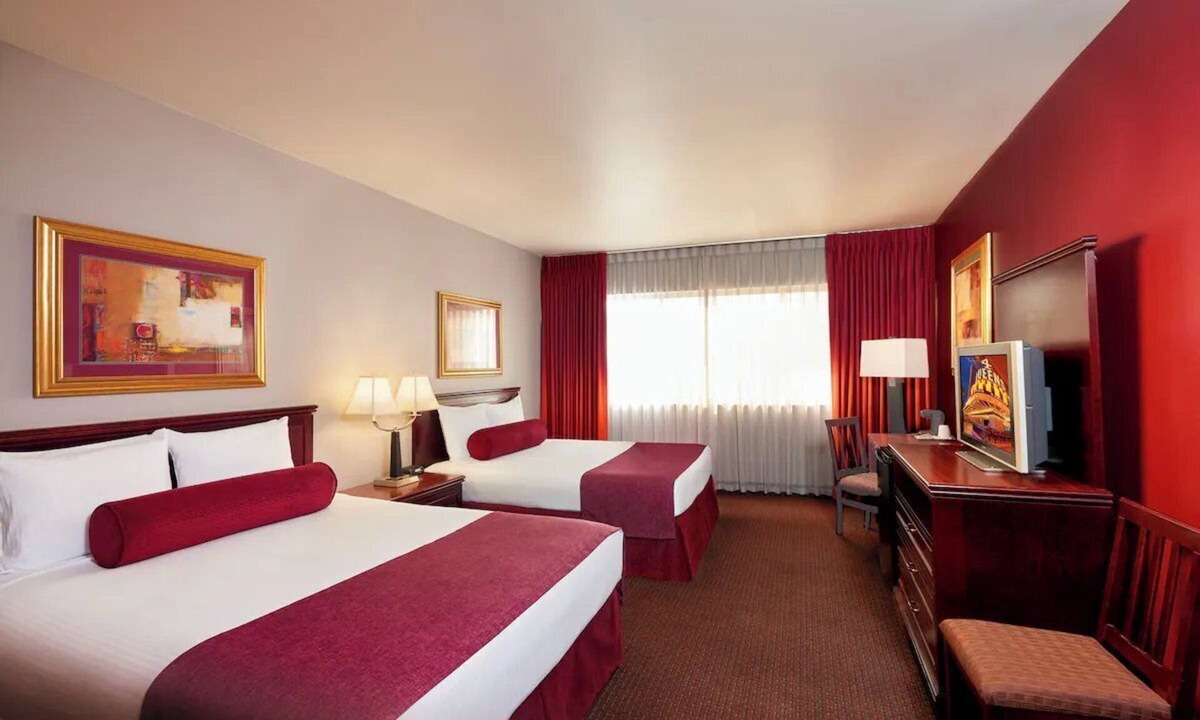 Downtown Las Vegas Hotel | 4 Rooms near Shark Reef Aquarium & Bellagio Conservatory - No Resort Fee