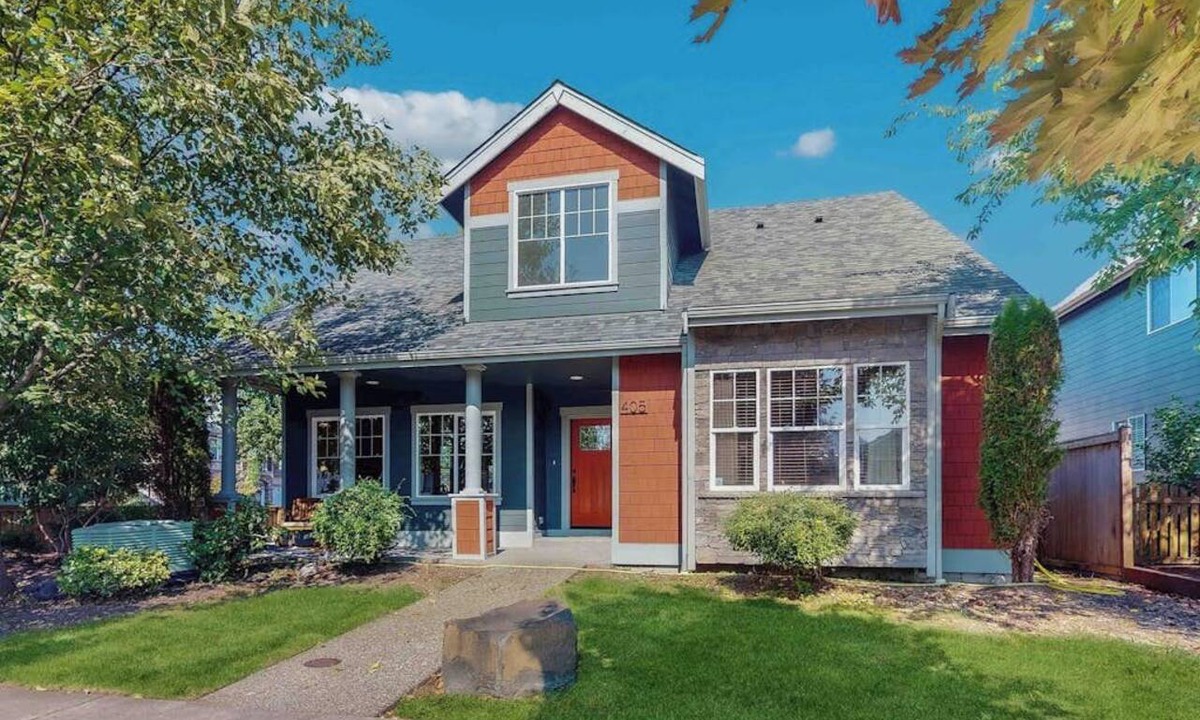 Enumclaw House | 4BR Enumclaw home-AC-grill-fireplace-walk to town
