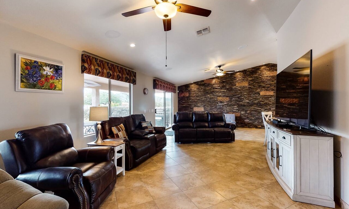 Saddlebrooke House | 55+ Resort Home - Shared Pool & Hot Tub - WiFi, AC, Snowbird-Friendly, Dogs OK