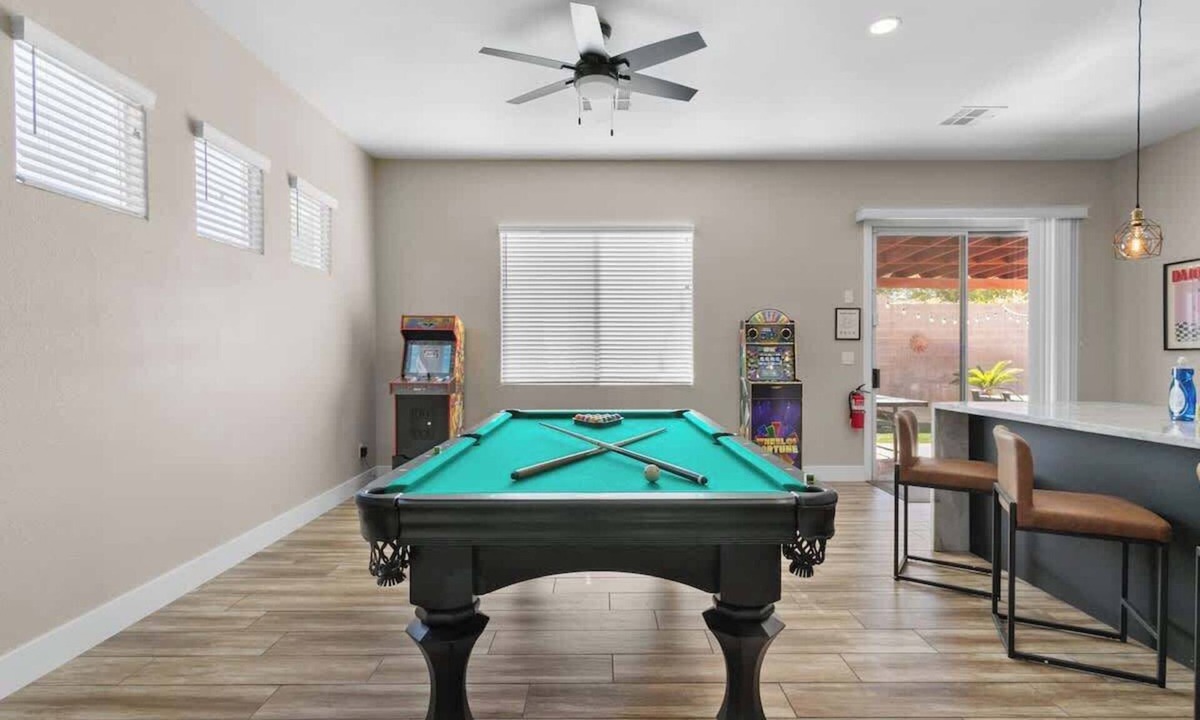 River Mountain House | 6BR Funhouse: Hot Tub, Ping Pong + Game Room!