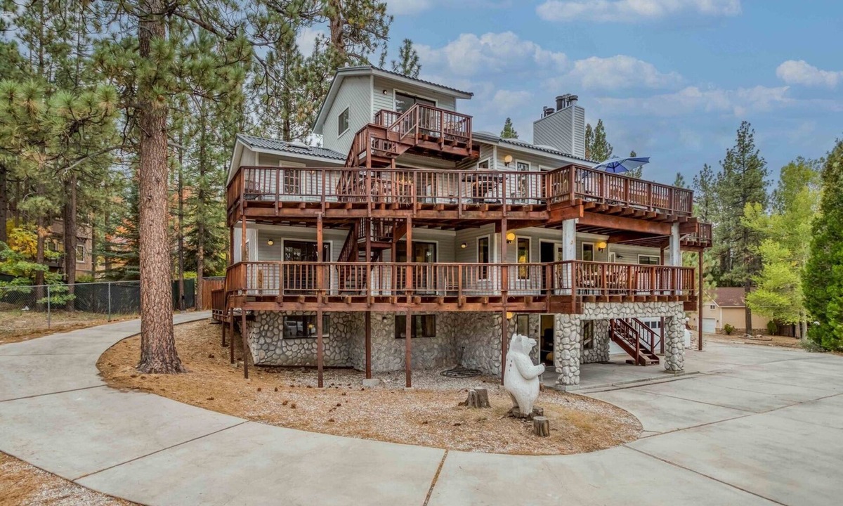 Fox Farm House | 9 Bedroom, 13 Beds - 2 Gamerooms, Basketball & Golf