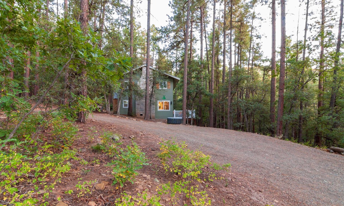 Prescott Cabin | ♨ Acre Retreat w/HotTub ♨ Secluded in the National Forest ♨ 9mi to downtown ♨