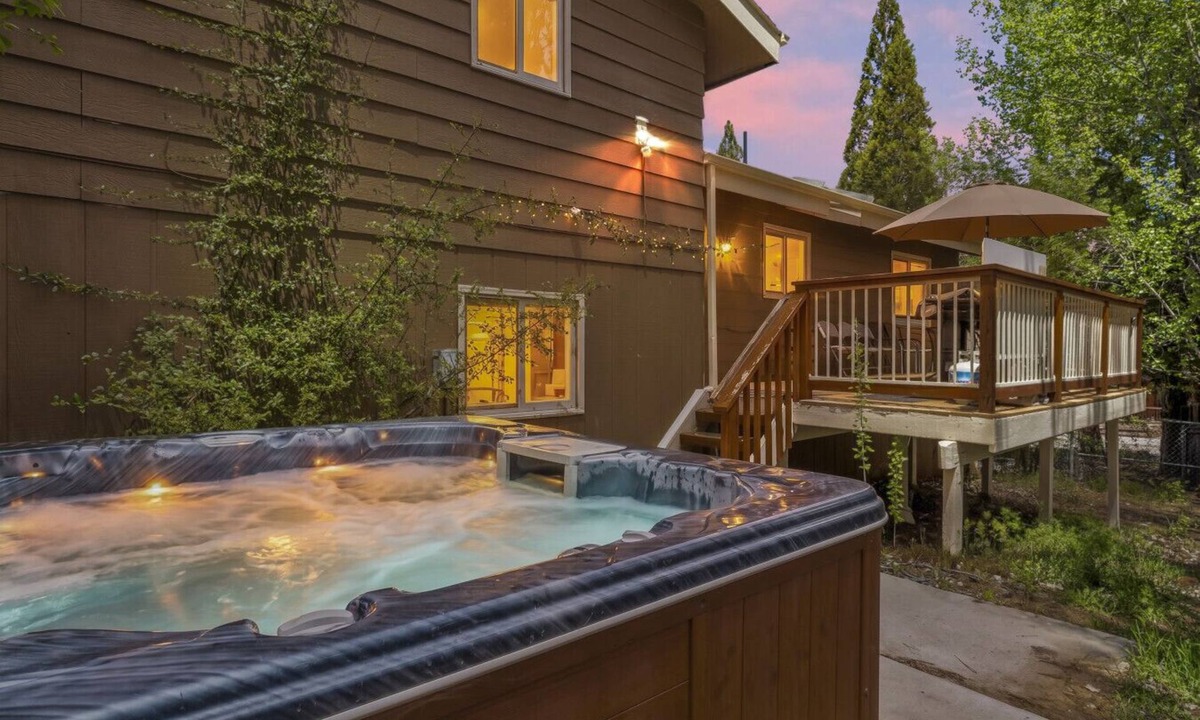 Big Bear Lake House | ACROSS FROM LAKE! 230 FIVE STAR REVIEWS! JACUZZI, POOL TABLE, PACMAN, EV CHARGER