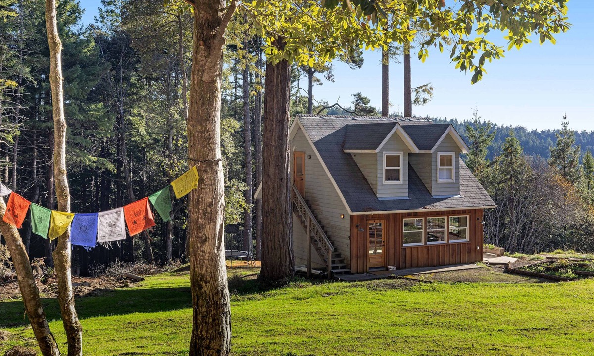 Little River House | Albion Getaway - Ridge Views, Hiking & Game Lounge