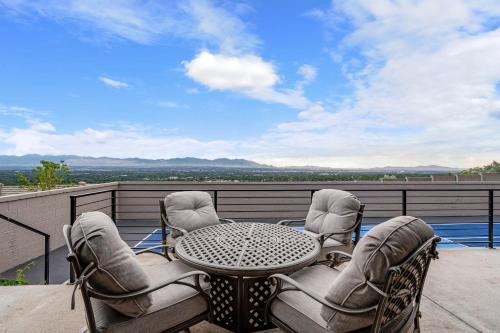 Olympus Cove Villa | All-New Luxe Stay Views, Sauna & Hot Tub villa