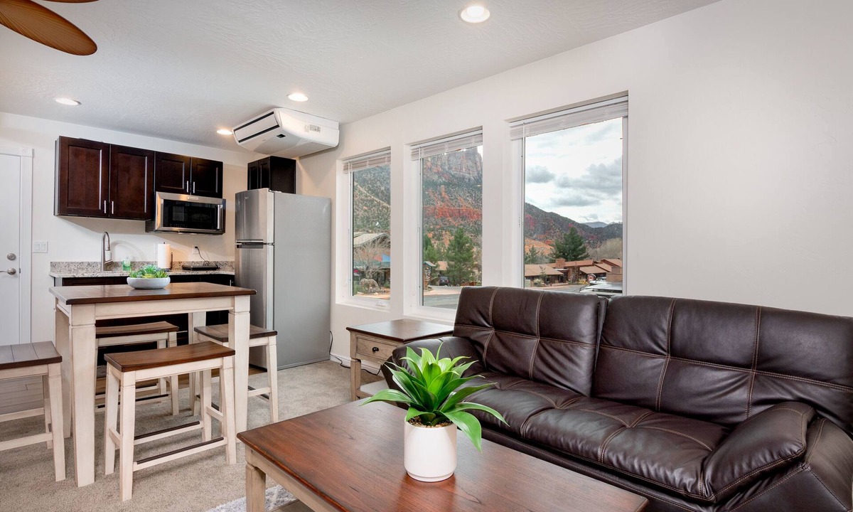 Zion National Park South Entrance Apartment | Apartment #3 GREAT LOCATION Zion National Park entrance as close as you can get!