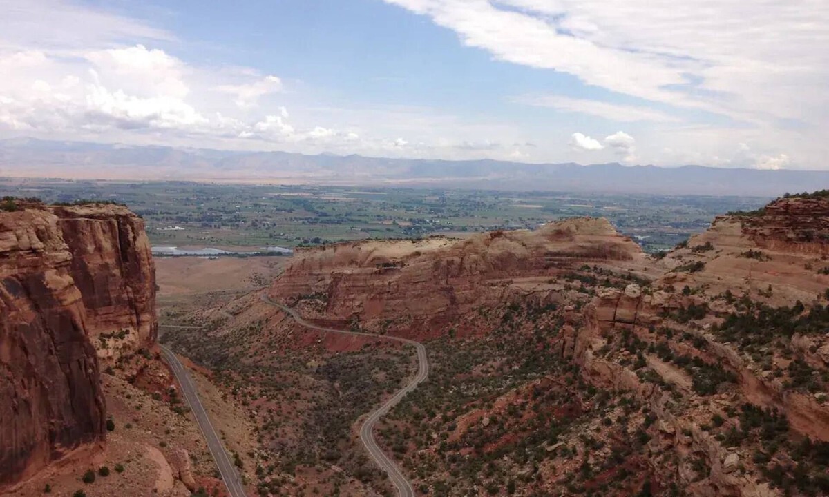 La Sal Cabin | Aspen Cabin sits within the Mt Peale Animal Sanctuary, ideal for the adventurer