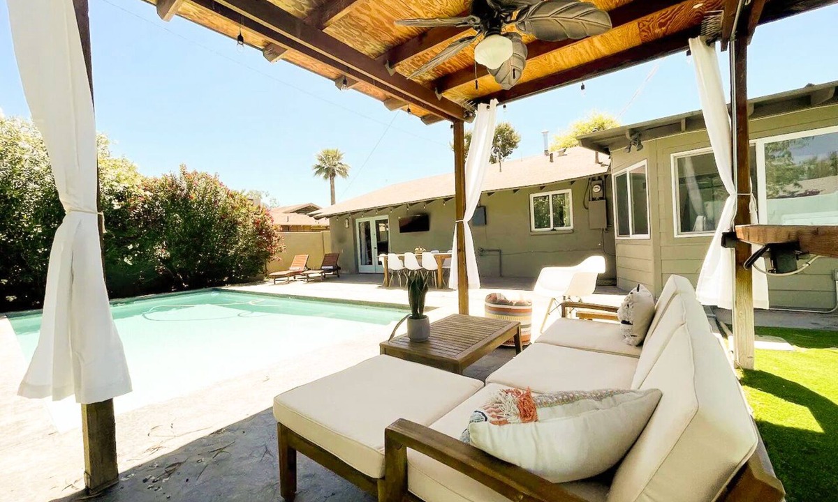 Scottsdale Estates Six House | Back Yard Oasis in Old Town Scottsdale w Pool & Cabana. Great For Big Groups!