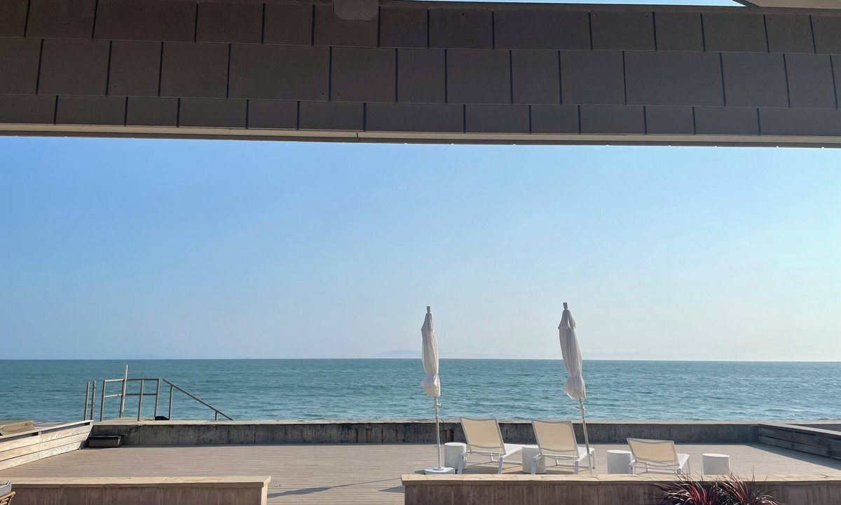 Faria Beach House | Beachfront 3-bedroom house with hot tub in Faria Beach