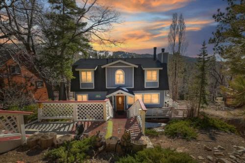Upper Moonridge House | Bearfoot Den 0.9 Miles to Bear Mountain Ski Resort