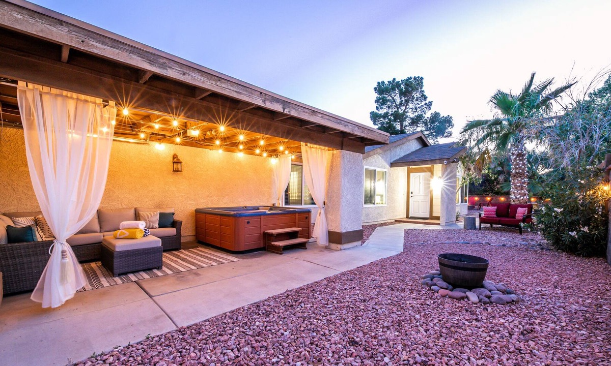 Spring Valley House | Beautiful 3Bd Home, 8 mins from Strip, Hot-tub/Fire Pit, Sleeps 13