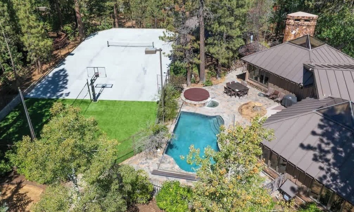 Evergreen Estates House | Big Bear Breakaway, 5 bedroooms, hot tub,bsktball