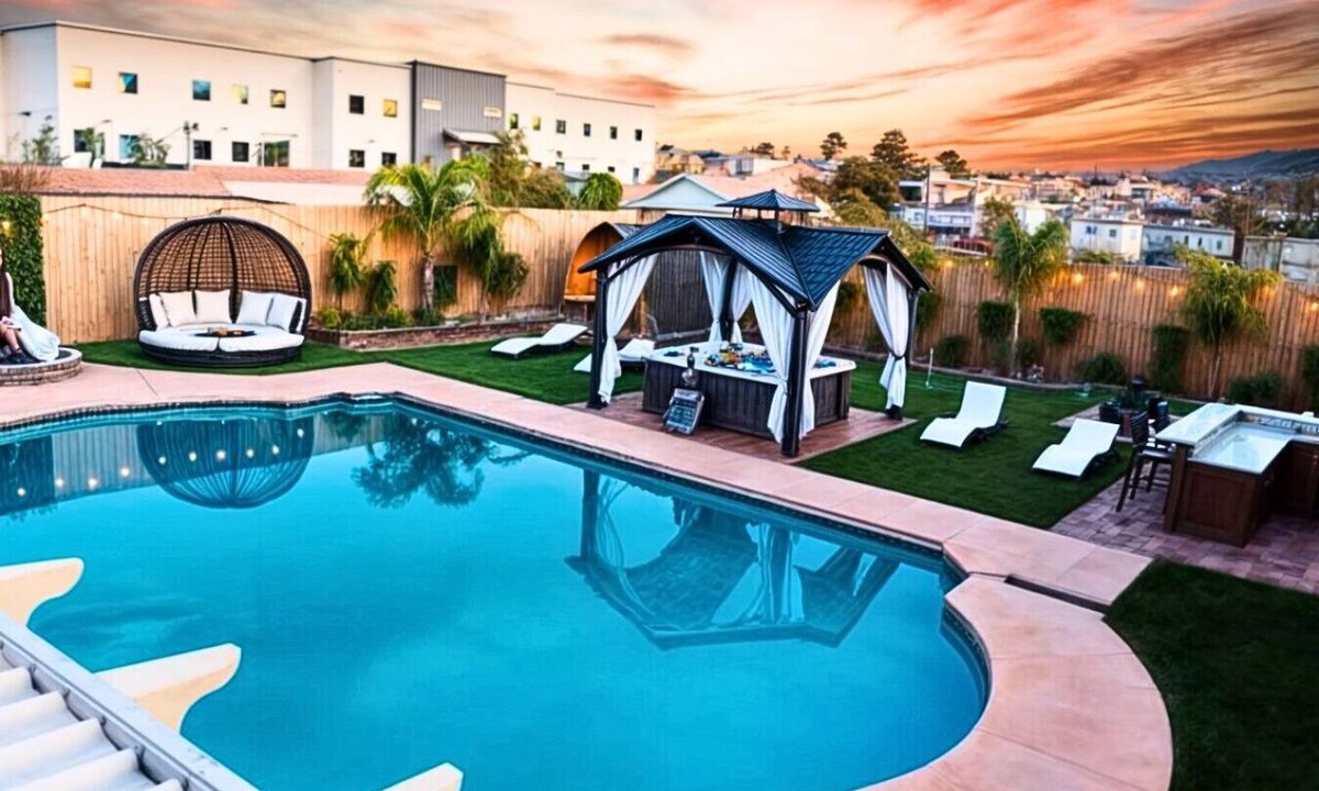 North Las Vegas House | Big Compound | Pool + Hot Tub| Game Room|Sleeps 16