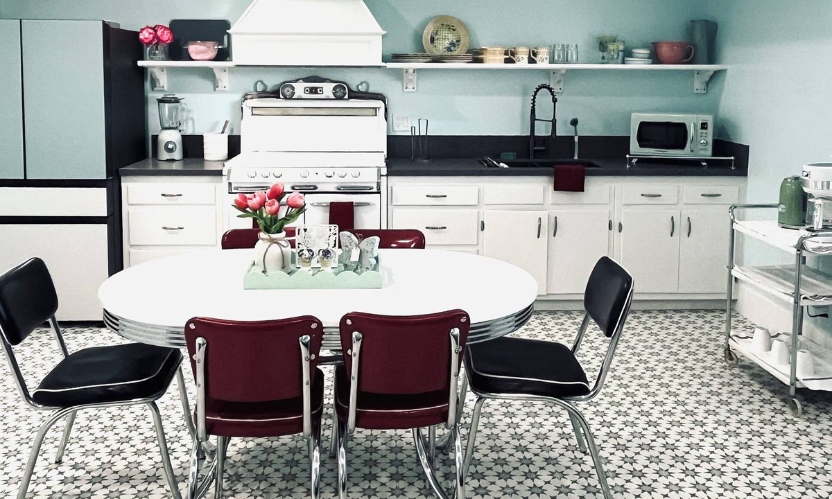 Riverside House | Blast From the Past: 3-bedroom, 2 bath w/AC, King Beds, W/D, 4 TVs & Internet
