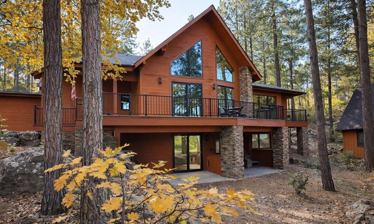 Munds Park Cabin | Bluejay Getaway! A Luxury Cabin in Munds Park Pet Friendly 12 guests