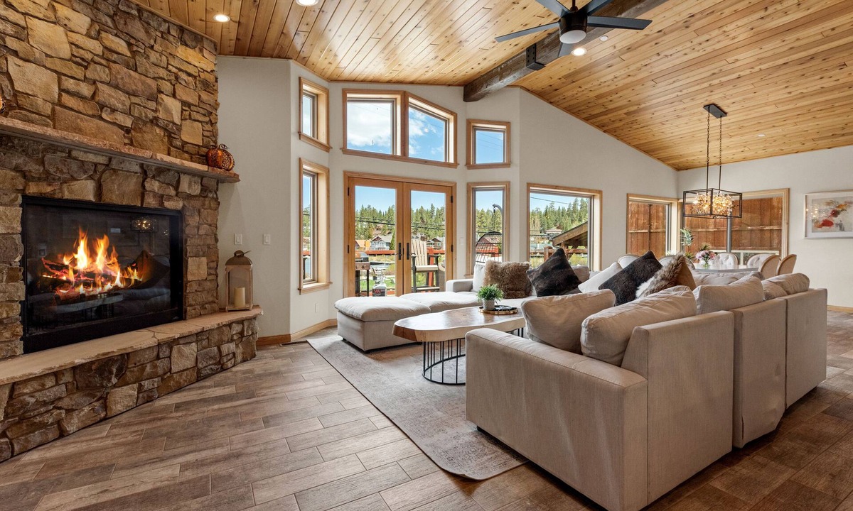 Boulder Bay Ski Chalet | Boulder Bay Chalet Lakefront - Luxury Lakefront, Hot Tub, Pool Table, Foosball, Ping Pong, Lake View