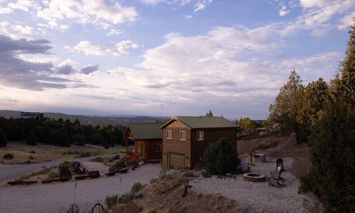Alton Cabin | Bryce & Zion Midpoint w/Memorable Cowboy Hot Tub