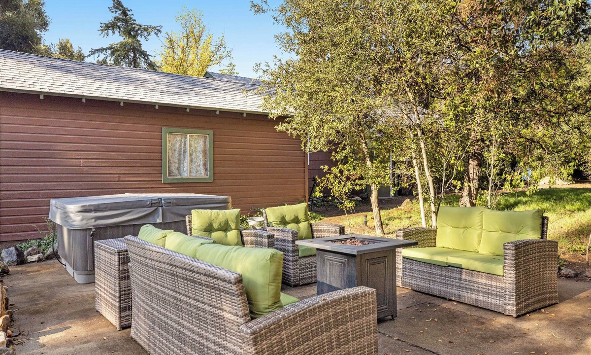 Pine Valley House | Buckthorn Beauty: Private Hot Tub & Lounge Space