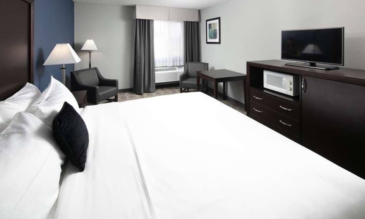 Sequim Hotel | Budget-friendly Accommodation! Onsite Pool, Free Parking & Breakfast!