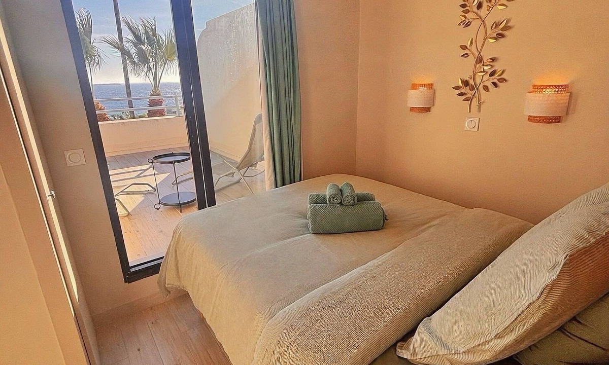 La Croix des Gardes Apartment | Cannes SeaView: Infinity Pool, Tennis, 2 Terraces, Bathtub & 10m to Palais + AC
