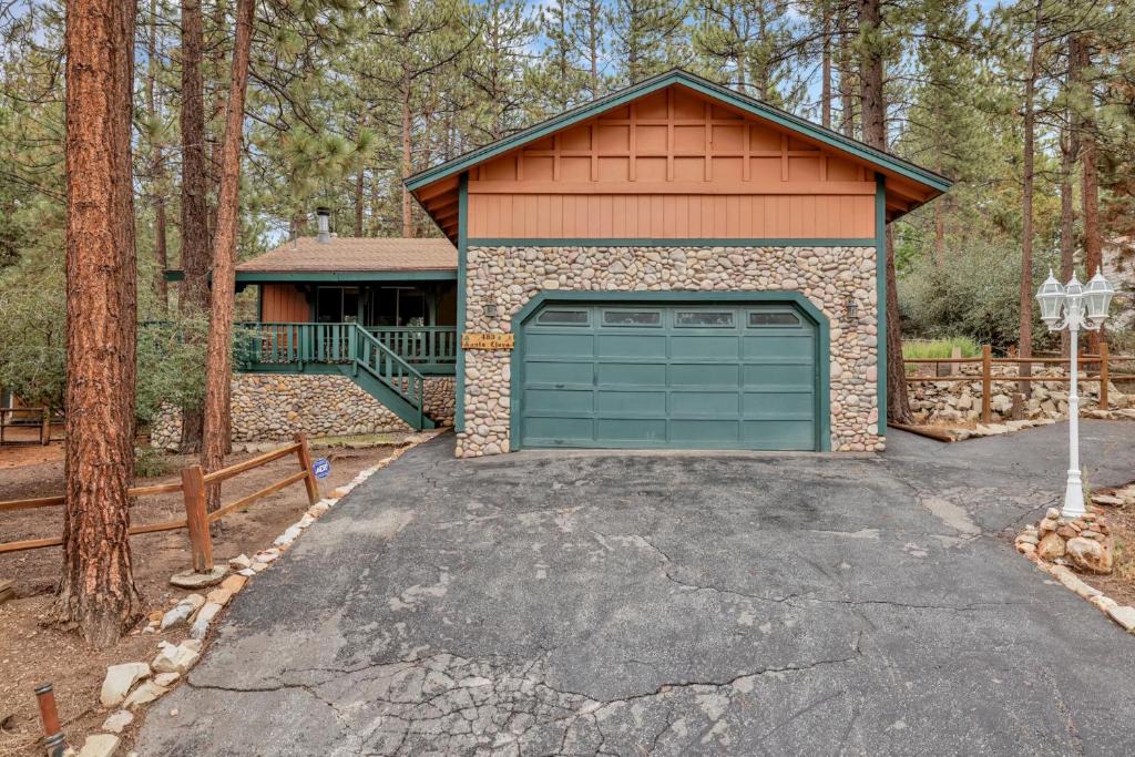 Fox Farm House | Casa Bosque- Central Modern Fox Farm Log Cabin Retreat- Hot Tub- Fenced- Pets