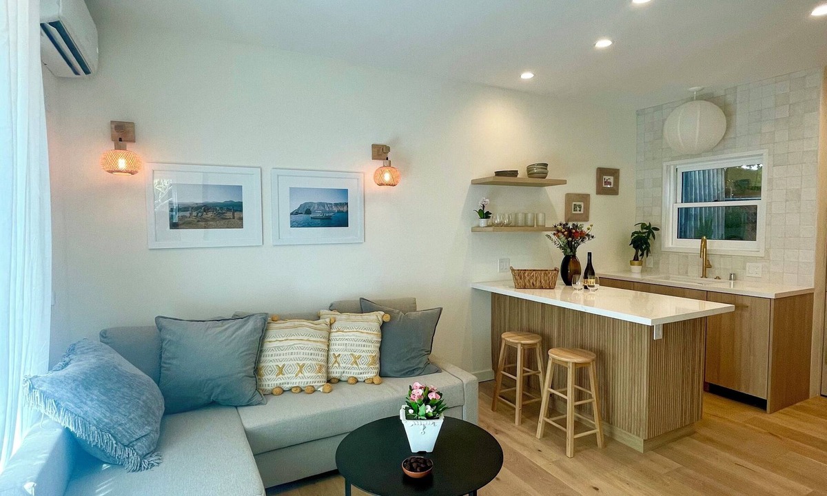Miracle Mile House | Casa Flora, Brand-New Serene Guest House in Los Angeles with WiFi, AC