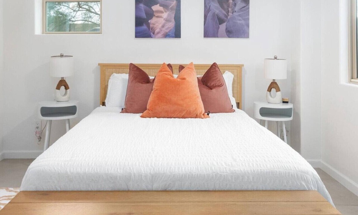 Sam Hughes House | Casetta Bella: Cozy Retreat 1 block from U of A