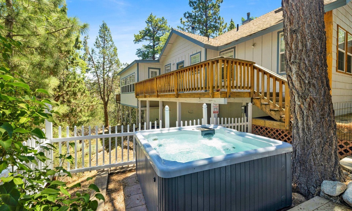 Eagle Mountain Estates Cabin | Castlewood Retreat at Big Bear | Central Modern Family Chalet