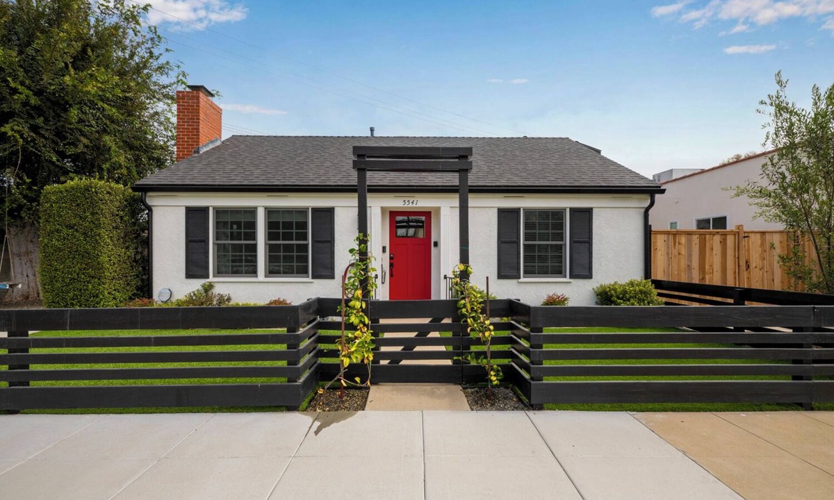 Naples Cottage | Charming 3 bedroom cottage with AC and WiFi in superb Long Beach location.
