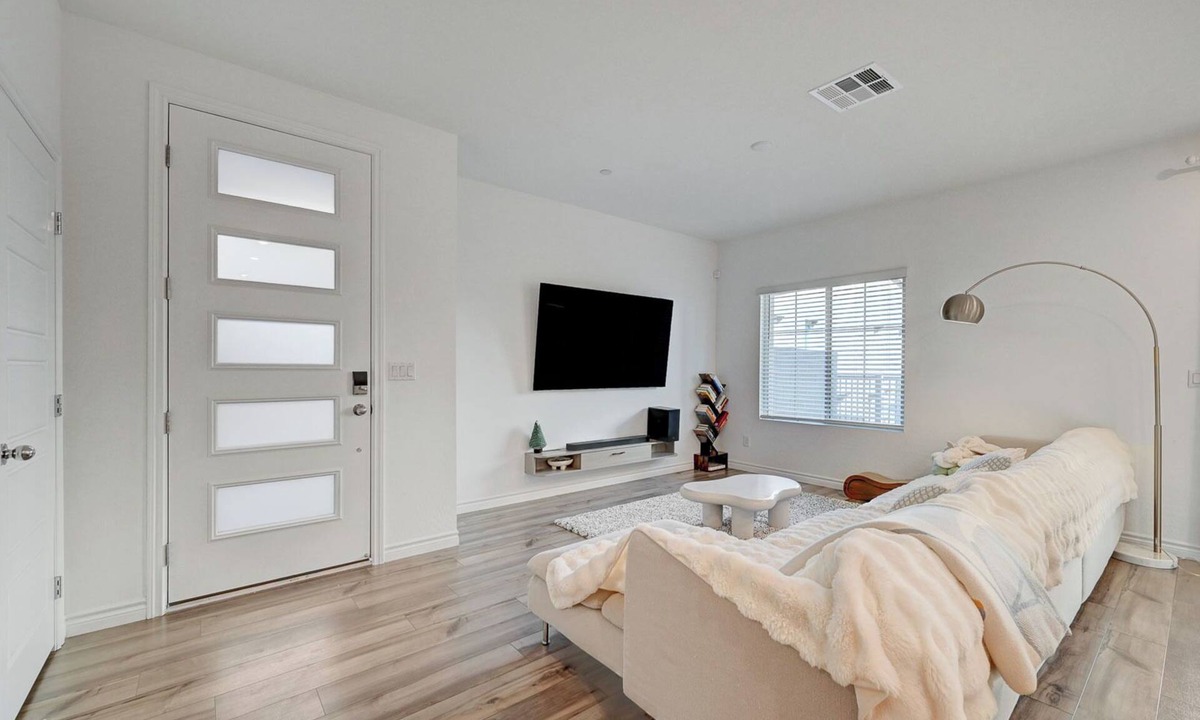 Las Vegas House | Charming 3B3B townhome with full bedroom and bathroom DOWNSTAIRS in Las Vegas