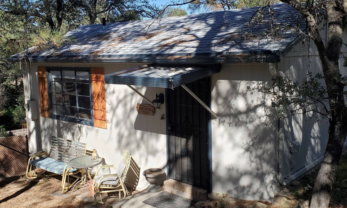 Mountain Club Apartment | Charming Cottage in the Pines of Prescott ONE mile from Historic Whiskey Row