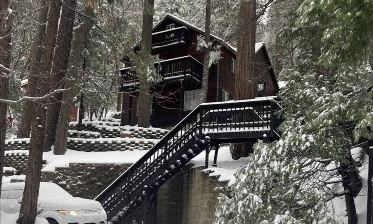 Blue Jay Cabin | Charming Mountain Cabin 3BR/3BA +Loft minutes from the lake