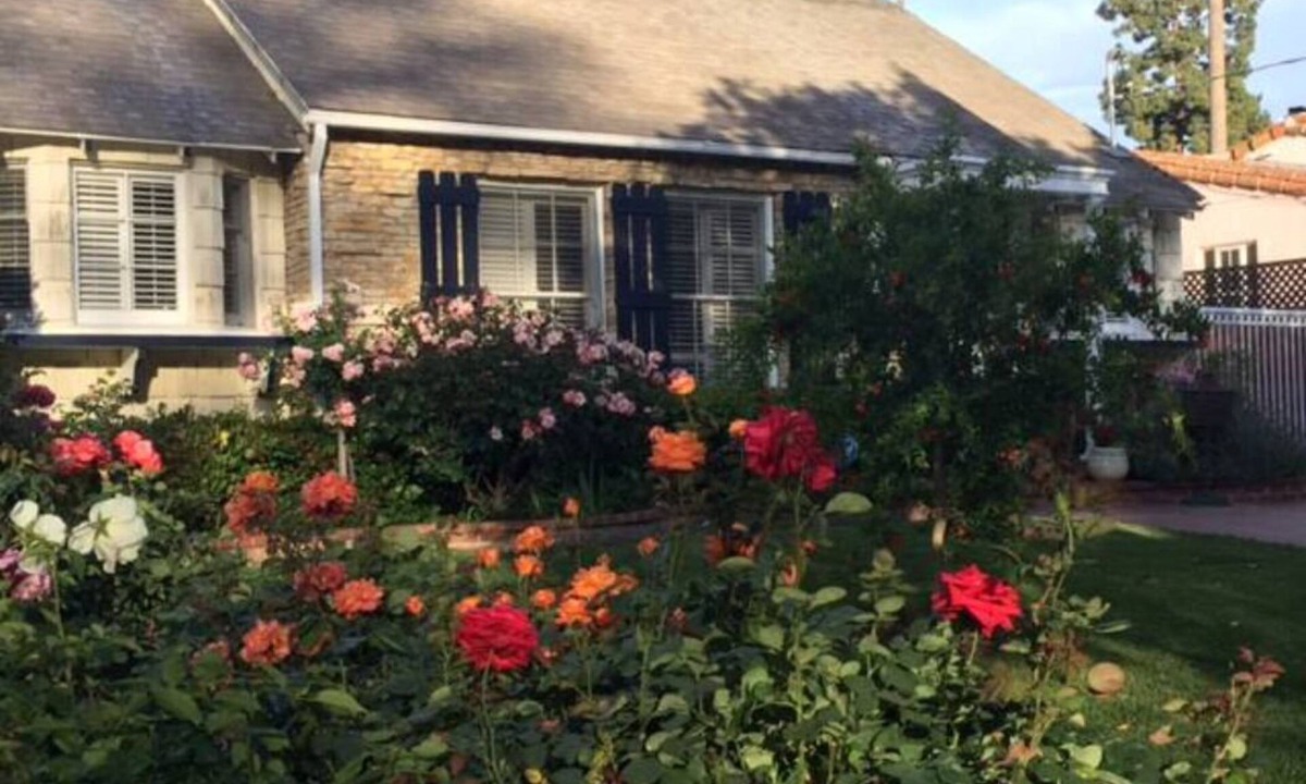 Silver Triangle House | Charming secluded and gated 1-bedroom guesthouse in lovely Studio City