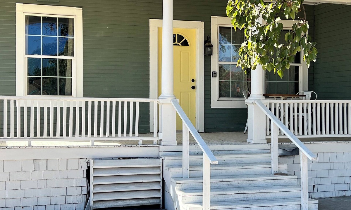 Corona Heights Apartment | Charming Vintage 1-bedroom apartment with WiFi, AC in lovely Porterville